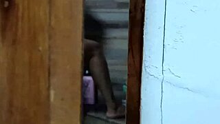 Me caliento cada día más espiando a mi cuñada cuando se baña 😏