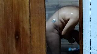 Me caliento cada día más espiando a mi cuñada cuando se baña 😏