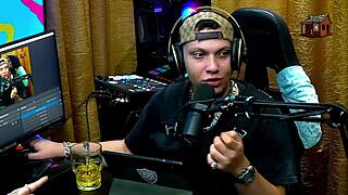 Brazilian Mari �vila Strips Naked On Public Podcast In Barraco