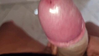 apri la bocca e bevi la mia sborra troia dialogo sporco italiano sborrata di un ragazzo sexy in t-shirt