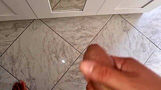 apri la bocca e bevi la mia sborra troia dialogo sporco italiano sborrata di un ragazzo sexy in t-shirt