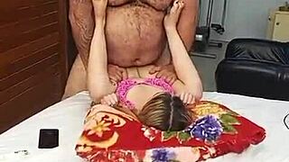 Novinha já falou que não fica longe desse velho bom de cama, ele é tão musculoso