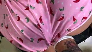 o padrasto pervertido interrompe a enteada para usar ela como sex toy 😏