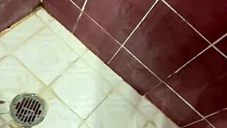 A petición de mi sugar daddy, voy al baño a orinar, feeling that solo shower vibe