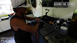 ג'יי טייט תופס חופן ציצים גדולים של לינדסי לי