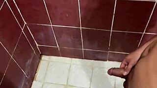 A petición de mi sugar daddy, voy al baño a orinar, feeling that solo shower vibe