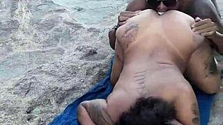 Conheci uma baixinha gordinha e sexy na praia de nudismo não perca esse vídeo veja até final olha o que aconteceu 😏