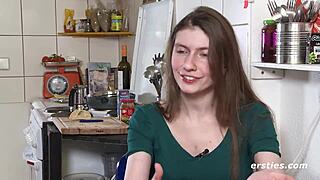 Leidenschaftliche Deutsche Spielt Mit Ihrer Muschi