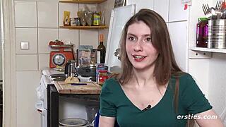 Leidenschaftliche Deutsche Spielt Mit Ihrer Muschi