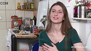 Leidenschaftliche Deutsche Spielt Mit Ihrer Muschi