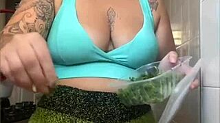 i'm weaing tight shorts that cracks my puss