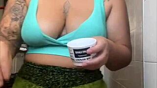 i'm weaing tight shorts that cracks my puss