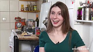 Leidenschaftliche Deutsche Spielt Mit Ihrer Muschi