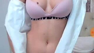Louiseivyx Performs in Her Latest Camshow