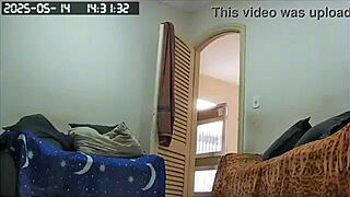 camera escondida flagra empregada arrumando casa pelada com sua grande buceta 😏