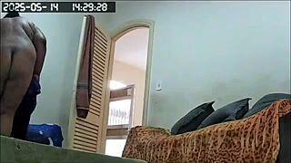 camera escondida flagra empregada arrumando casa pelada com sua grande buceta 😏