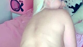 Blonde with huge tits feels the oil on her skin. She twerks her tremendous buttocks with passion.
