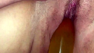 Tengo sexo lésbico con mi hermanastra usando juguetes anales