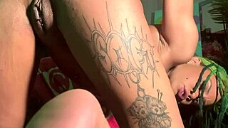 anal virgin stretches asshole?