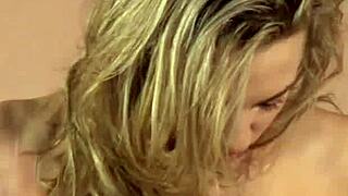 i, the hott teen babe with big titss, masturbatte on the deskk as a sexxy whore