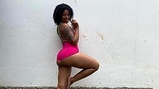 novinha safada se exibindo em p�blico e guiando sua punheta at� ganhar leitinho dentro