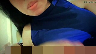 Chica asiática mamada y follando con amigo trans