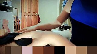 Chica asiática mamada y follando con amigo trans