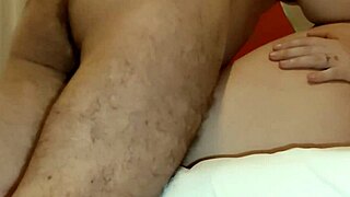 Close na buceta molhada e muita porra depois da foda enfiei o pau e a porra pra dentro da xoxota dela