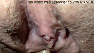 Close na buceta molhada e muita porra depois da foda enfiei o pau e a porra pra dentro da xoxota dela