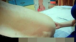 Chica asiática mamada y follando con amigo trans