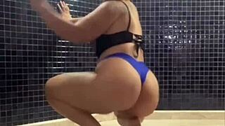 Eu e minha amiga estamos provocando o fotografo pra ver se ele deixa a gente pagar de outra forma - blonde liberal