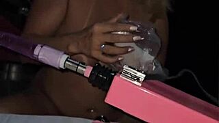 Eu e minha amiga estamos provocando o fotografo pra ver se ele deixa a gente pagar de outra forma - blonde liberal