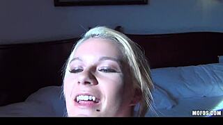 Καυτή ξανθιά με μπαμπούλας κώλο Destiny 18+ ξυπνάει για σκληρό σεξ