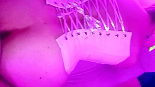 Encontro intrigante onde a garçonete latina do bar em Nova York abraça diversão sem proteção com estrangeiros