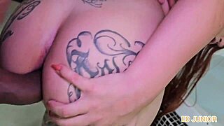 Bu kırmızı şeffaf elbiseli genç 18+ gaucho kızının ilk tam anal porno videosu mu?