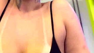 na academia do pr�dio q eu moro os moradores passando e olhando minha buceta molhada e os bicos dos meios peitos durinhos