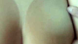 com plug no cuzinho ninfetinha loirinha seduz o melhor amigo do seu esposo e pede pra ele foder sua buceta e depois o cuzinho até encher ele de porra 😈