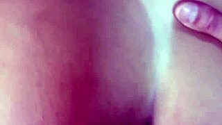 com plug no cuzinho ninfetinha loirinha seduz o melhor amigo do seu esposo e pede pra ele foder sua buceta e depois o cuzinho até encher ele de porra 😈