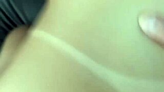 com plug no cuzinho ninfetinha loirinha seduz o melhor amigo do seu esposo e pede pra ele foder sua buceta e depois o cuzinho até encher ele de porra 😈