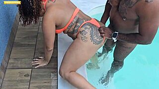 sexo na beira da piscina com gostosa de biquine enfiado no rabo
