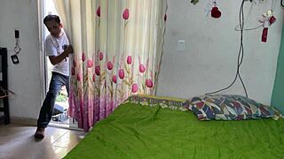 Me MASTURBO en la CAMA de mi TÍA mientras SE BAÑA...