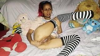 Bantu MILF sodok tangan dalam ke memek basah buat fisting intens