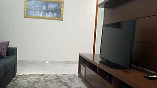 Casada gostosa recebe o técnico de tv com shortinho bem curto e fica provocando