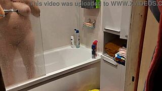 抓到继妹浴室洗澡屄露着