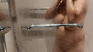 抓到继妹浴室洗澡屄露着