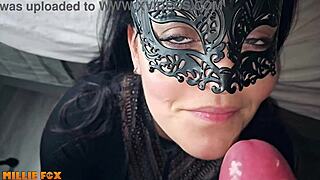 Amatorska milf dostaje największą spermę i połyka - zabawa i połykanie spermy Millie Fox