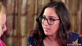 Bayang lesbian Amerika HD April Oneil dan Lyra Law