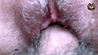 Behaarde kut verkend in ultra close-up