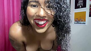 Morena quer um pau grande na sua buceta apertada?