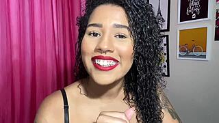 Morena quer um pau grande na sua buceta apertada?